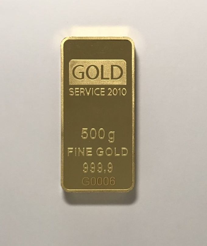 Lingotto d'oro rettangolare su fondo bianco con incisi GOLD SERVICE 2010, 500 g FINE GOLD 999,9 e G0006